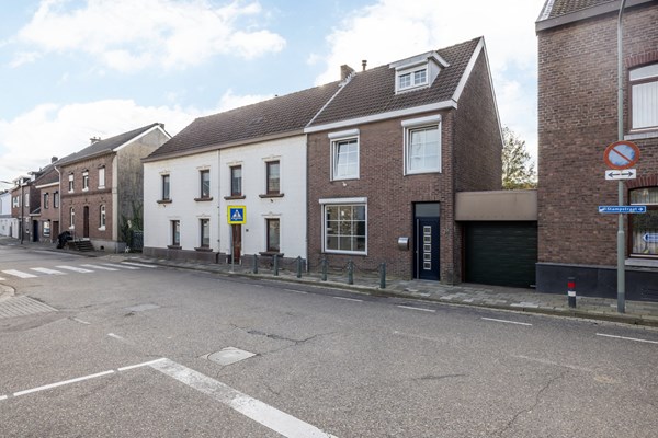 Onder bod: Ruim karakteristiek tussenliggend woonhuis uit 1926 met centrum locatie, 3 a 4 slaapkamers, ruime badkamer en uitgestrekte tuin.